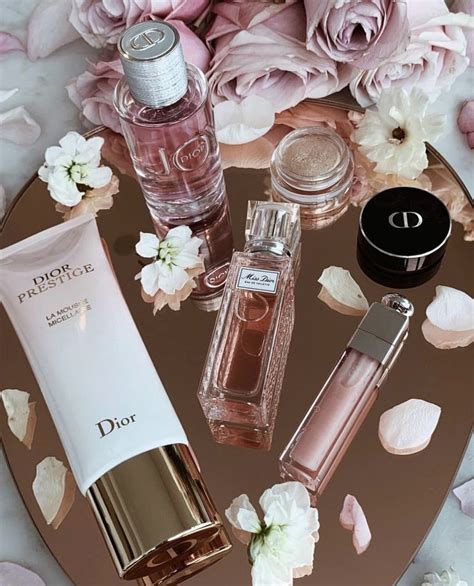 Parfums, produits de soin et maquillage .